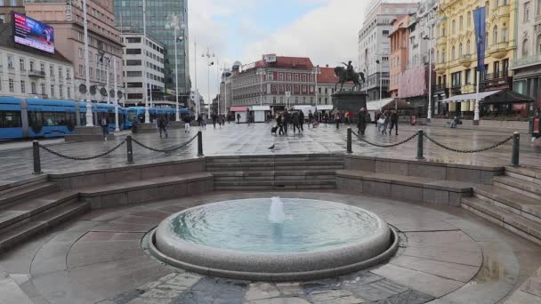 クロアチア ザグレブ2019年11月3日 クロアチア ザグレブのバン ジョシップ イェラック市広場の噴水 — ストック動画