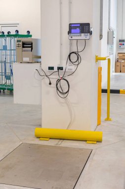 Dağıtım Deposundaki Paletler için Ağırlık İstasyonu