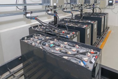 Endüstriyel Şarj İstasyonunda Forklift Batarya Hücresi