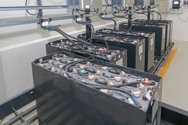 Endüstriyel Şarj İstasyonunda Forklift Batarya Hücresi