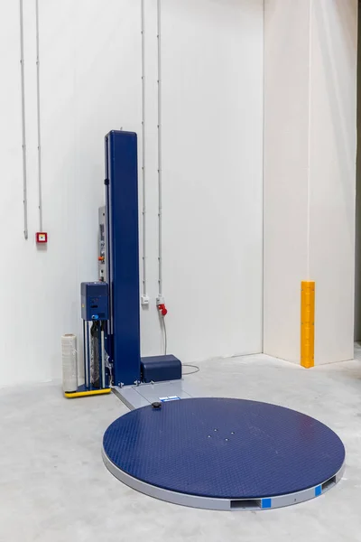 倉庫内のロボット包装箔包装機を縮小 — ストック写真