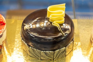 Pastanede Büyük Yuvarlak Şekerli Çikolatalı Pasta