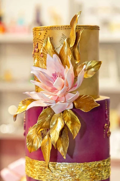 可愛い花と金の葉を持つケーキ — ストック写真