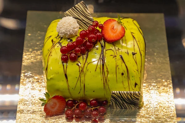 Culinary Art Πράσινο Κέικ Διακόσμηση Berry — Φωτογραφία Αρχείου