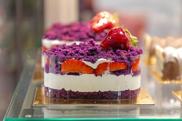 Stück Mix Berry Layer Cake Patisserie — Stockfoto