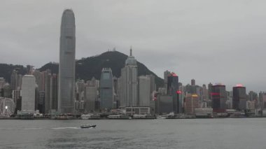 Hong Kong, Çin - 27 Nisan 2017: Hong Kong, Çin 'de Victoria Limanı Bulutlu Günü.