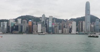 Hong Kong, Çin - 27 Nisan 2017: Hong Kong, Çin 'de Victoria Limanı' ndan geçen Star Ferry Feribot Şehri.