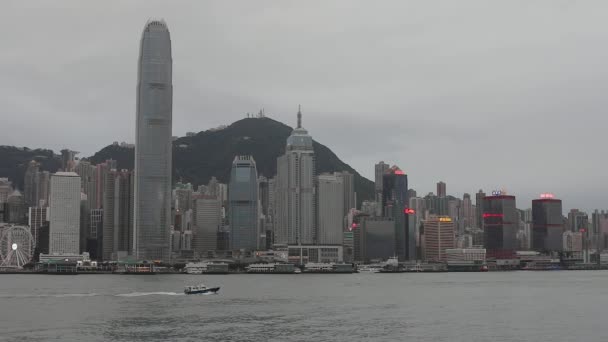 Hongkong China April 2017 Ein Boot Überquert Den Victoria Harbour — Stockvideo