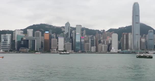 Hongkong China April 2017 Sternfähre Überquert Victoria Harbour Stadtbild Panning — Stockvideo