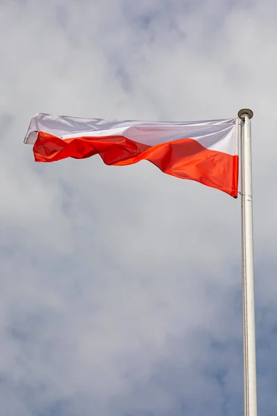 Polens Nationella Flagga Vid Molnigt Luftrum — Stockfoto
