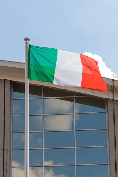 Bandiera Nazionale Italiana Tricolore Fronte All Edificio — Foto Stock