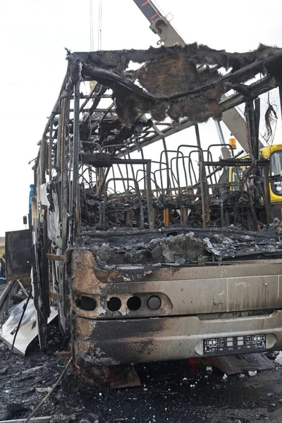 Reisebus Bei Unfall Auf Autobahn Ausgebrannt — Stockfoto