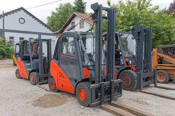 Många Eltruckar Parkerade Gården — Stockfoto