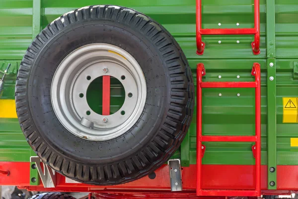 Big Spare Wheel Green Agriculture Trailer — стокове фото