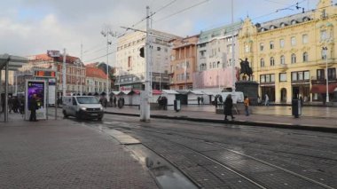 Zagreb, Hırvatistan - Kasım 04, 2019: Hırvatistan 'ın Zagreb kentinde Sonbahar Öğleden Sonra' da Josip Jelaciç Şehir Meydanı 'nı yasaklayın.