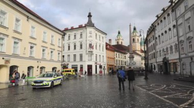 Ljubljana, Slovenya - Kasım 04, 2019: Slovenya 'nın Ljubljana kentindeki Old Town Square Capital City' de polis arabası.