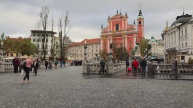 Ljubljana, Slovenya - Kasım 04, 2019: Ljubljanica Nehri Başkenti üzerindeki üçlü köprü Ljubljana, Slovenya.
