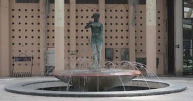 Belgrad, Sırbistan - 30 Haziran 2019: Belgrad, Sırbistan 'daki Bezistan' da Su Fıskiyesi Heykeli.