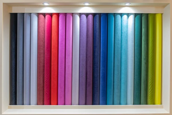 Renk Örnekleri Tekstil Malzemesi Duvarda Rolls — Stok fotoğraf
