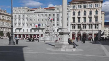 Trieste, İtalya - 07 Mart 2020: Trieste, İtalya 'daki Birlik Meydanı' nda Dört Kıta Çeşmesi Tarihi Anıtı.
