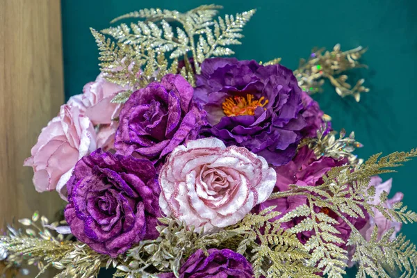 人工花の大きな花束家の装飾 — ストック写真