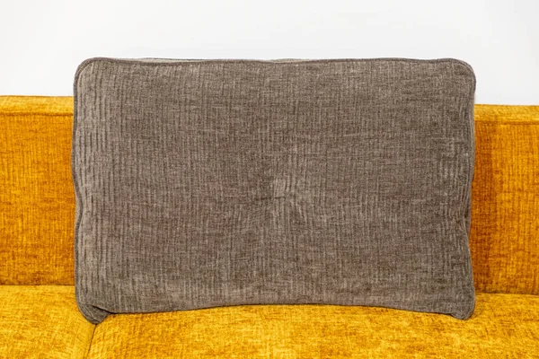 Hardal Rengi Kanepesinde Kahverengi Tekstil Yastığı — Stok fotoğraf