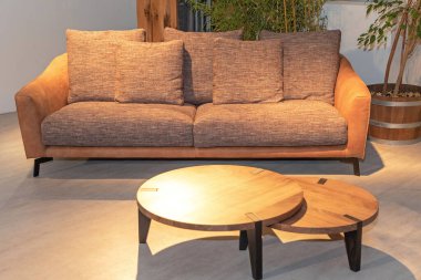 Oturma Odasında Kahve Masası ve Tekstil Koltuğu