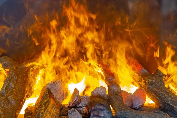 Ateş Duman Efekti Şöminede Yapay Ahşap Kütükler — Stok fotoğraf