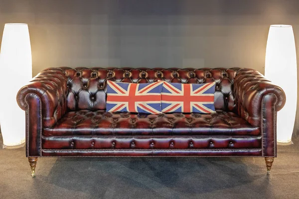 Brittiska Flaggkuddar Läder Chesterfield Soffa — Stockfoto