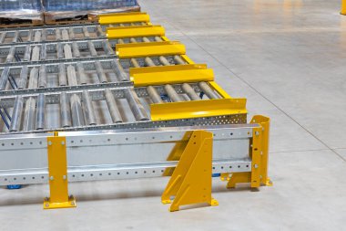 Dağıtım Deposunda Döşeme Paleti Yerçekimi Akışı