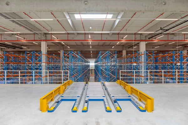 Floor Mountet Palette Schwerkraftfluss Distributionslager — Stockfoto