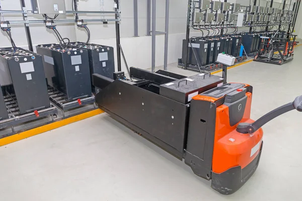 Pallet Jack Batteriewagen Der Industriellen Ladestation — Stockfoto