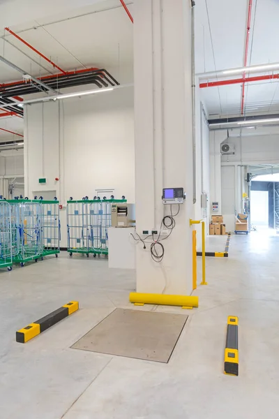 Weigh Station Carts Pallets Distribution Warehouse — Stock Photo, Image