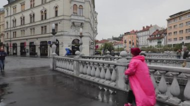Ljubljana, Slovenya - Kasım 04, 2019: Ljubljanica Nehri Başkenti üzerindeki üçlü köprü Ljubljana, Slovenya.