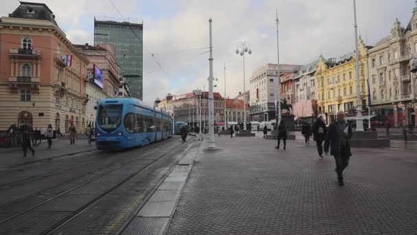 克罗地亚萨格勒布 2019年11月4日 克罗地亚萨格勒布市广场 City Square Ban Josip Jelacic Public Transportation — 图库视频影像