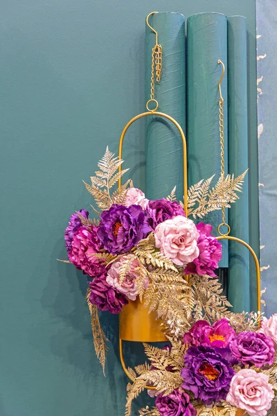 Flores Artificiales Colgante Olla Oro Decoración Para Hogar —  Fotos de Stock