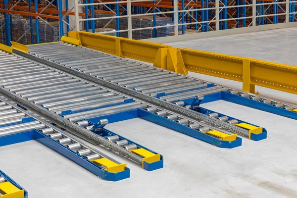 Üst Katın Bağlama Paleti Dağıtım Deposunda Yerçekimi Akışı