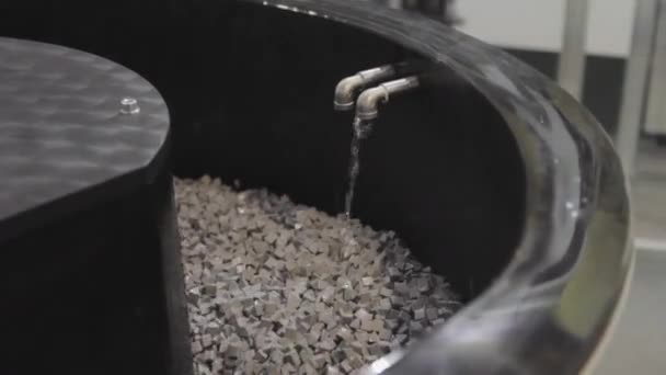 Δονητική Τελική Μηχανή Για Μέρη Καθαρισμού Στο Εργοστάσιο — Αρχείο Βίντεο