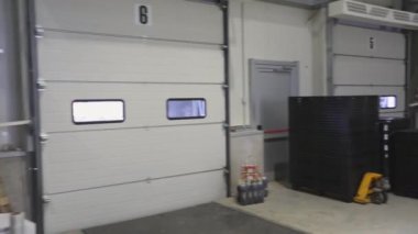 Kargo Kapıları Dağıtım Deposunda Yükleme Koyu