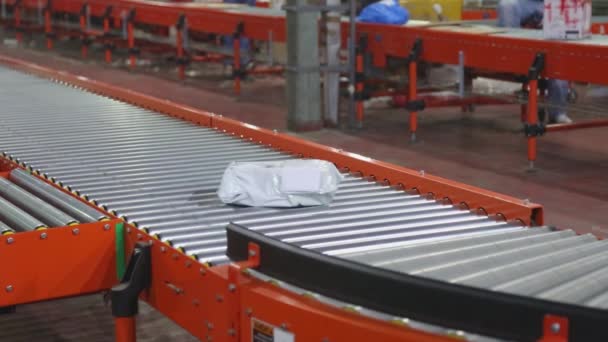 Szállítási Csomagok Conveyer Belt Postafióknál — Stock videók