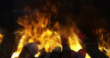 Şömine Dekorunda Sıcak Ateş ve Duman Yanma Efektleri