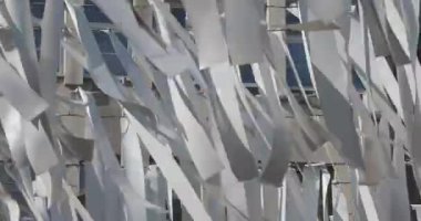 Rüzgâr Şehri Dekorasyonunda Beyaz Plastik Kayışlar Asılı