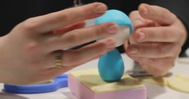 Pasta Şefi Küçük Fondant Şekil Dekorasyonu Yapıyor