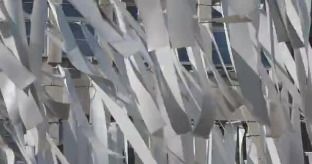 Białe Plastikowe Paski Wiszące Dekoracji Wind City — Wideo stockowe