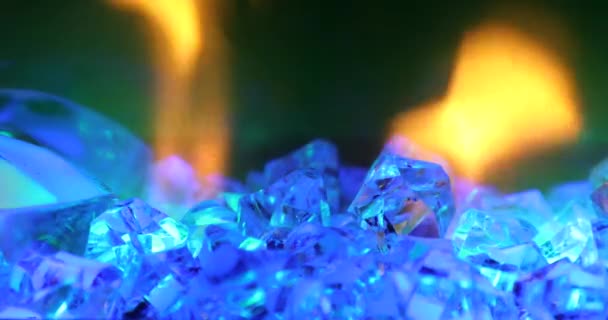 Μπλε Κρύσταλλοι Πάγου Και Διακόσμηση Εφέ Πυρκαγιάς — Αρχείο Βίντεο