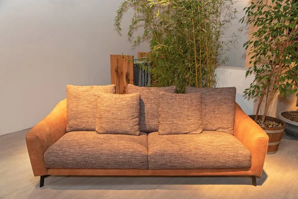 Tekstylna Sofa Poduszkami Bambusowym Salonie — Zdjęcie stockowe