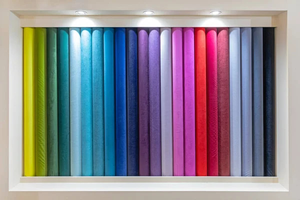 Kleurrijke Swatch Textiel Materiaal Rollen Aan Muur — Stockfoto