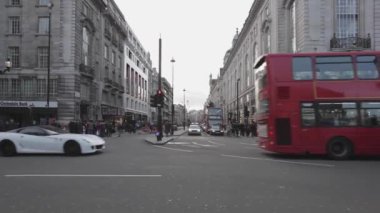 Londra, Birleşik Krallık - 27 Ocak 2013: Soğuk Kış Günü Trafiği Londra 'daki Saint James Regent Caddesi, İngiltere.