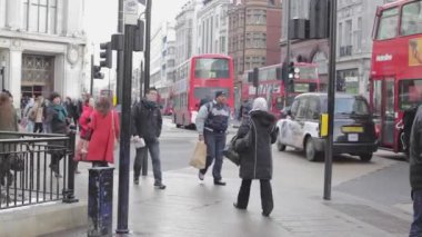 Londra, Birleşik Krallık - 27 Ocak 2013: Londra, İngiltere 'deki Oxford Circus Kavşağında Yürüyen Yayalar.
