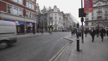 Londra, Birleşik Krallık - 28 Ocak 2013: Londra, İngiltere 'de High Holborn' da Kış Günü Şehir Hayat Trafiği.